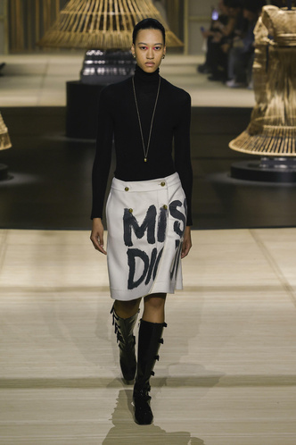 Лоуренс отвлекала внимание от изменившегося лица, а Портман прятала глаза на показе Dior
