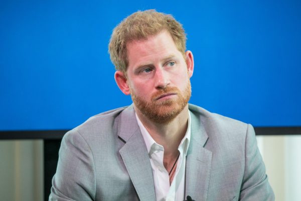 Принц Гарри прилетел в Лондон, но к отцу его пустили всего на пару минут