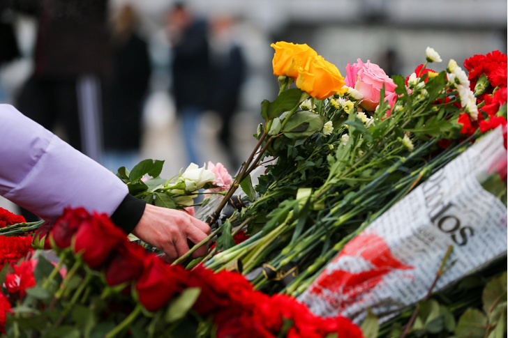 Пересильд плакала, Галич обещала помочь деньгами: звезды посетили мемориал у «Крокуса»