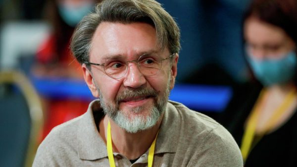 Шнуров посмеялся над сюжетами песен Жукова