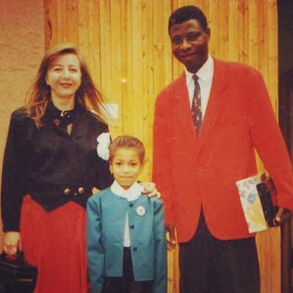 Либерж Кпадону с родителями в детстве