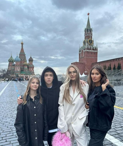Виктория Боня и Алена Водонаева с детьми