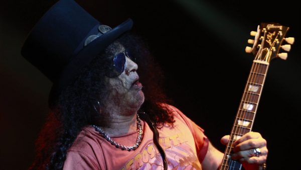 Гитарист Guns N’ Roses Слэш рассказал, что не рад появлению ИИ