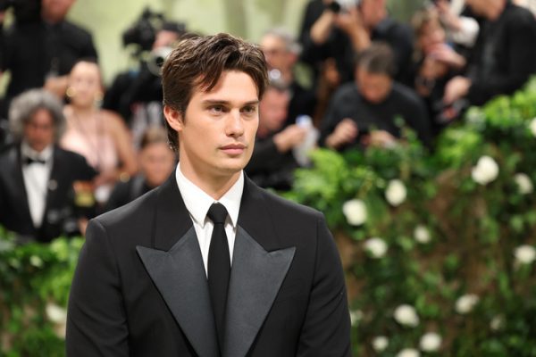 Самый красивый на Met Gala: 10 фото Николаса Голицына, покорившего «модный Оскар»