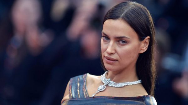 Супермодель Ирина Шейк показала русские конфеты и матрешек в Нью-Йорке
