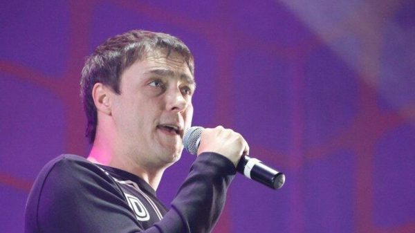 На вторую годовщину смерти Шатунова поклонники собрались на кладбище