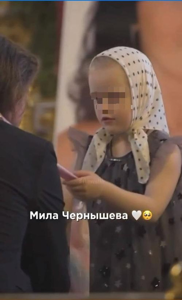 Обнимала и успокаивала отца: 5-летняя дочь Заворотнюк стояла рядом с гробом матери