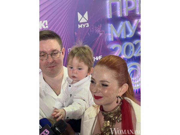 Первый выход в свет сына Лены Катиной вызвал ажиотаж — видео