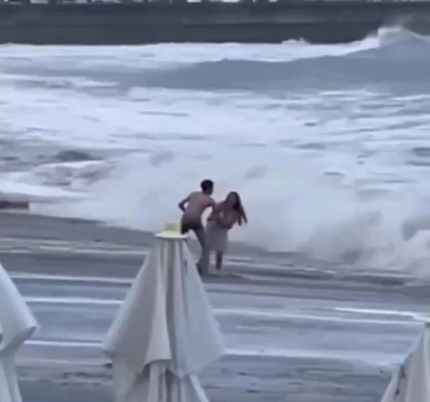 Жаркие поцелуи влюбленных прервал шторм: девушку ищут в Черном море трое суток