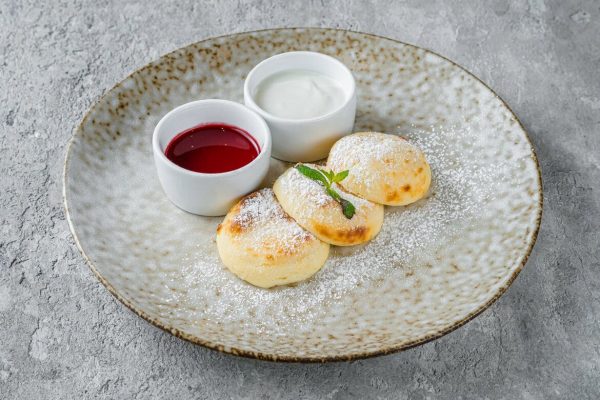 ДОМАШНИЕ СЫРНИКИ СО СМЕТАНОЙ И МАЛИНОВЫМ СОУСОМ