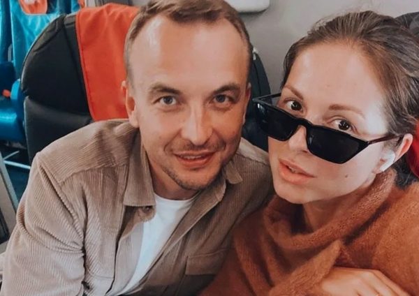 Названа причина, по которой мужа Нюши не пустили в самолет