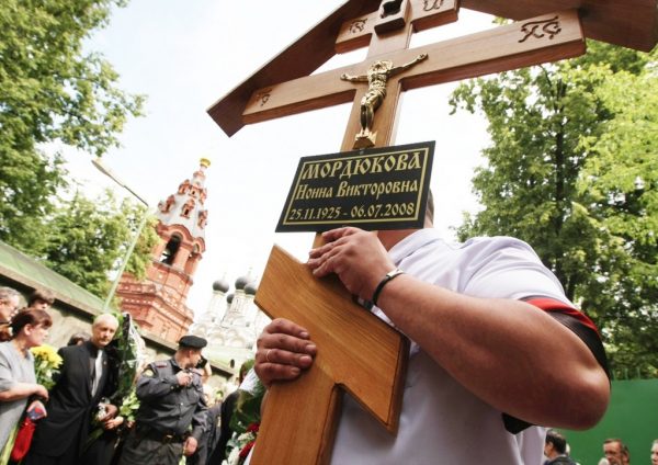 Племянница Мордюковой рассказала, что вызвало скандал с подзахоронением