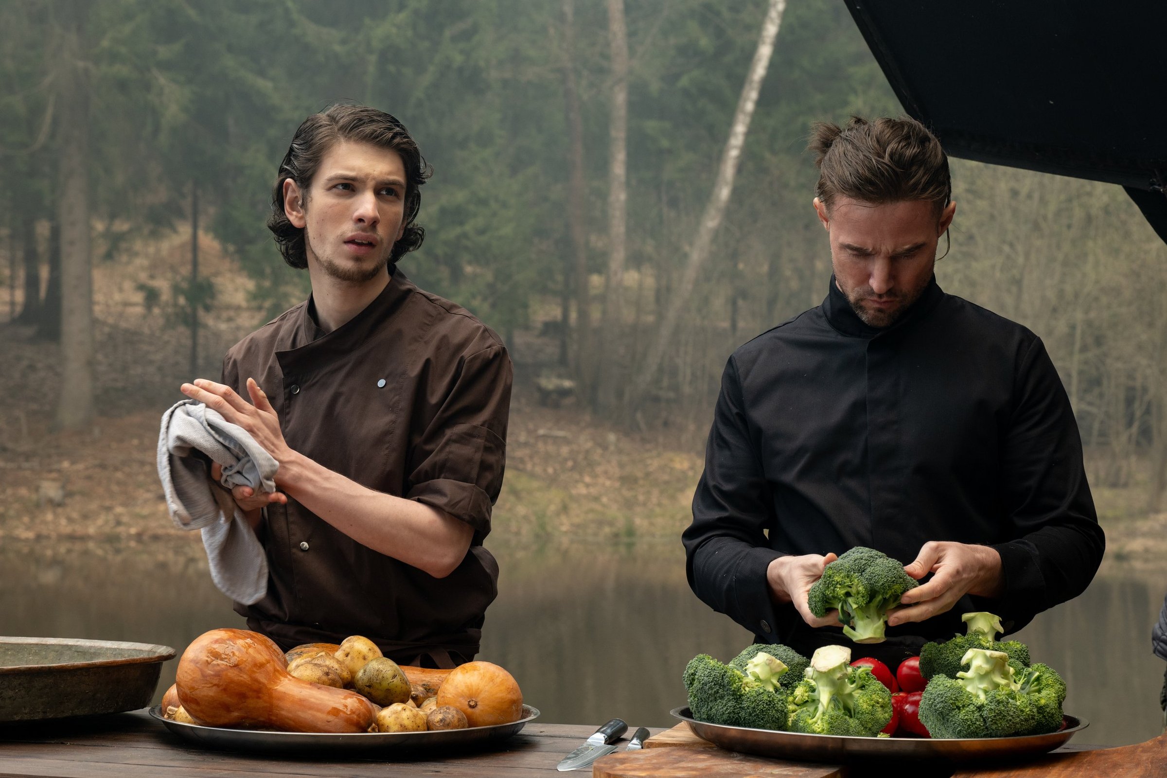 Неузнаваемый Воробьев и Эйдельштейн-повар: как проходят съемки сериала «Жар» Неузнаваемый Воробьев и Эйдельштейн-повар: как проходят съемки сериала «Жар»