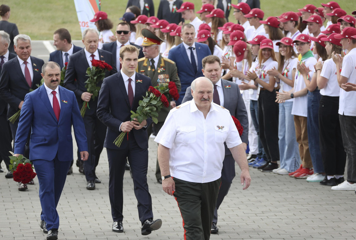 Сын Лукашенко учится в Пекине и теперь скрывает, что он наследник президента