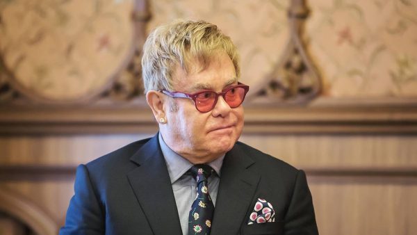 Владелец французского магазина заявил, что Элтон Джон помочился в его бутике