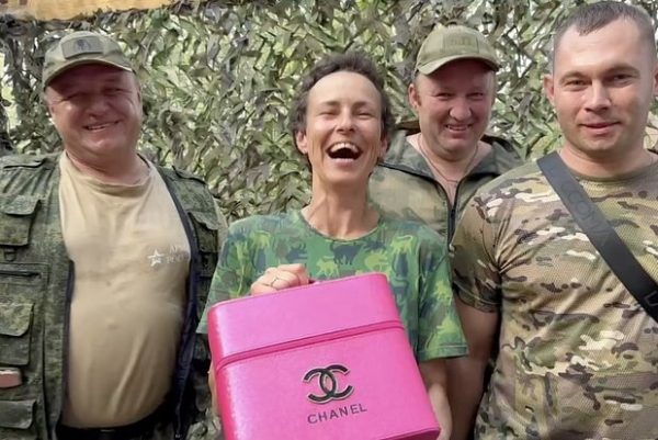 Бойцы ВС РФ подарили российской певице «трофейную» сумку Chanel