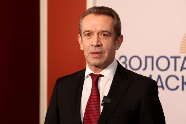 Длинные сережки, макияж и платье: зятя Владимира Машкова заметили в женском образе в США
