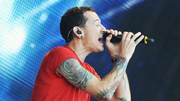 Честера Беннингтона в Linkin Park еще при жизни угрожали заменить вокалисткой