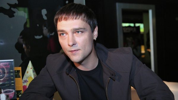 Около дома Шатунова в Москве высадили белые розы