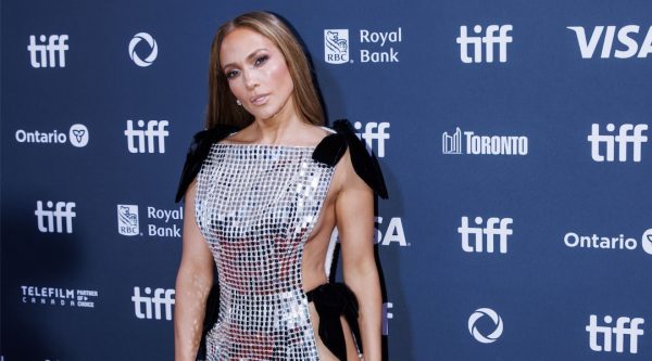 Окружение Дженнифер Лопес обеспокоено ее пристрастием к алкоголю, появившимся на фоне развода с Беном Аффлеком