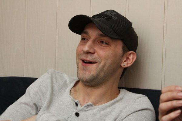 Уехавший из России комик Руслан Белый* зазывает зрителей на концерт в Армении