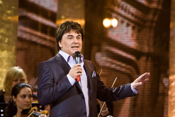 Чуть не упал со стула: Александр Серов запретил женщинам целовать руки на концерте