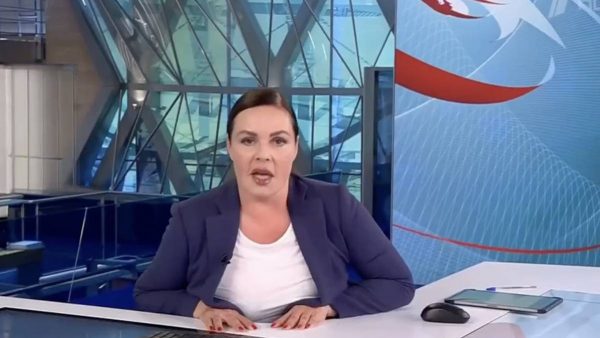 Под ведущей Первого канала Андреевой в прямом эфире сломался стул