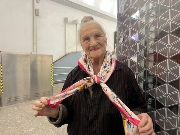 У актрисы фильма «Брат» украли пенсию — вынуждена просить милостыню в метро
