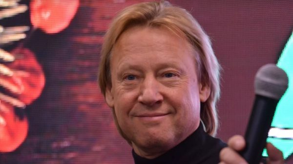 «Я и сам начинал путь с ВИА»: Дмитрий Харатьян решил стать музыкантом