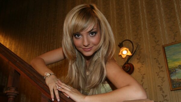 Актриса из сериала «Счастливы вместе» засудила московский театр