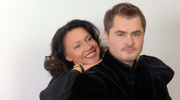 Муж Надежды Бабкиной заработал на свечах несколько десятков миллионов рублей