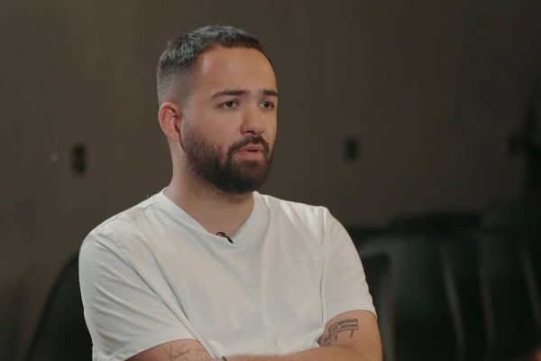 Уехавший из России комик описал эмиграцию словами «бухал и плакал»