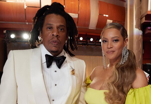 Бейонсе отказалась от фамилии Jay-Z после обвинений в изнасиловании