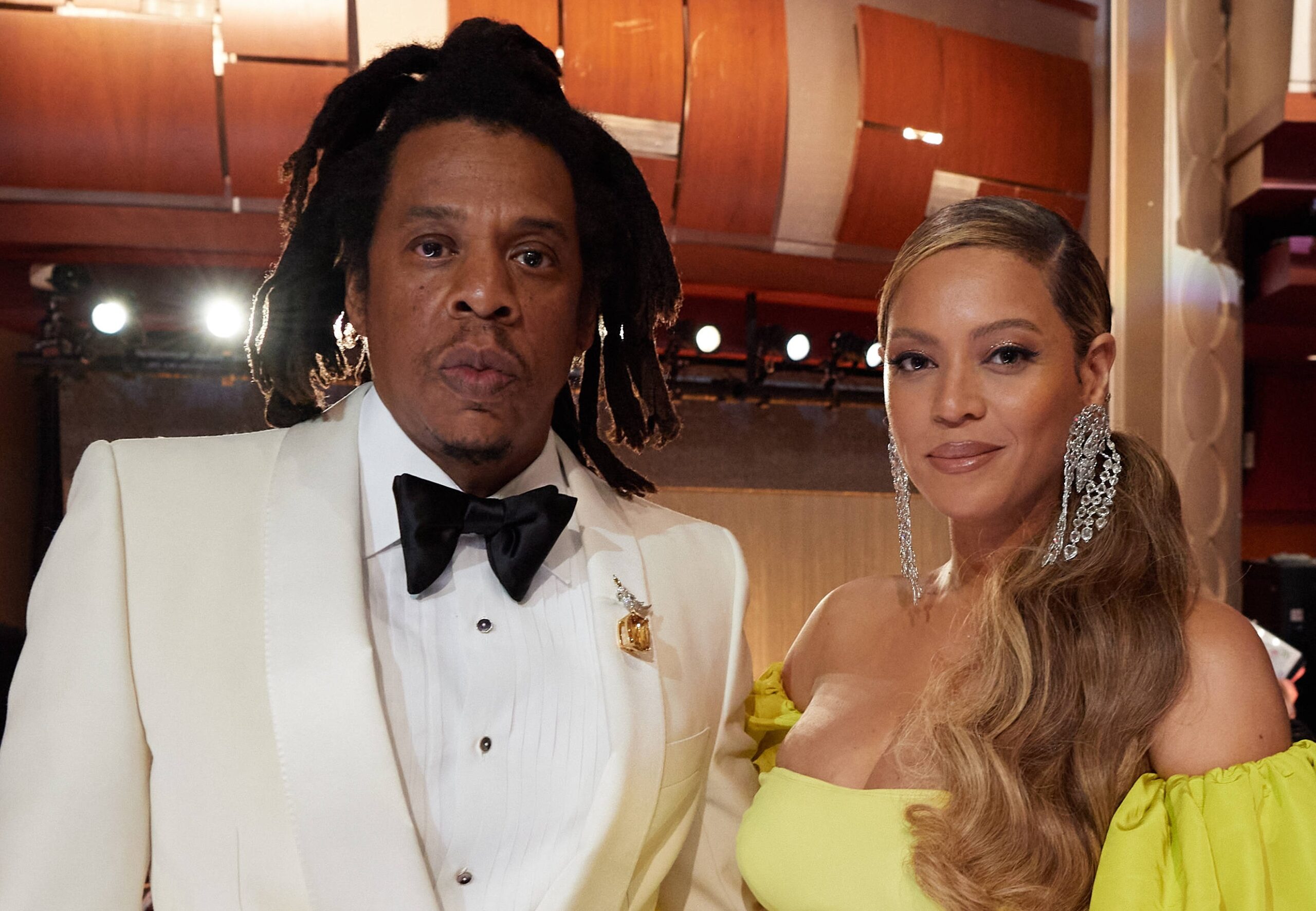 Бейонсе отказалась от фамилии Jay-Z после обвинений в изнасиловании