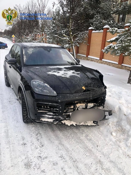 Пьяная женщина на Porsche сбила мальчика с няней, а увидев мать начала танцевать