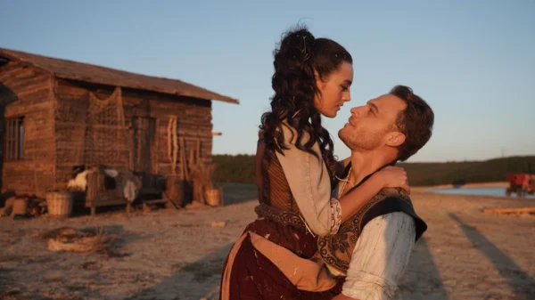 Из мажора в конюха: 10 фото Керема Бюрсина в фильме «Холоп