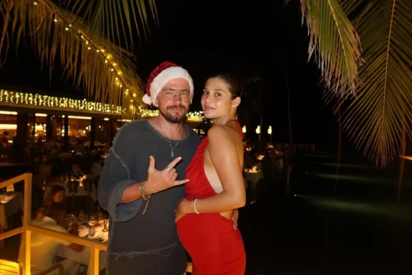 Петров с мамой и беременной женой на море, Лерчек под домашним арестом: знаменитости встретили Новый год