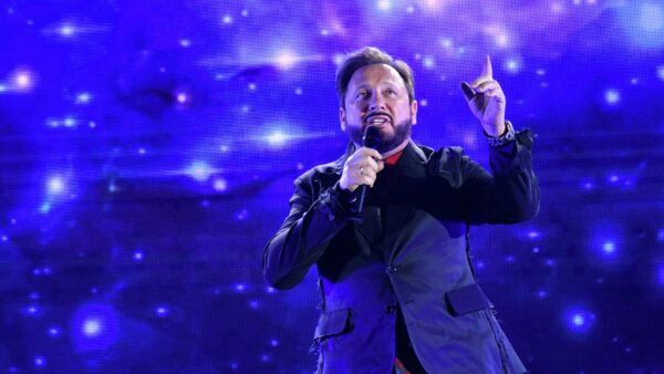 Певец Михайлов признался, что одна из поклонниц называет его астральным мужем