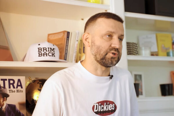 Стендап-комик Руслан Белый заявил, что уехал из России из-за боязни репрессий