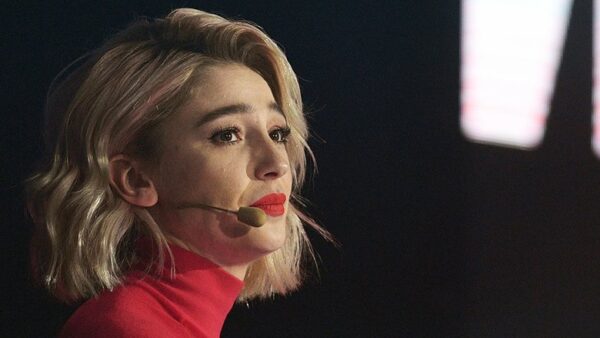 В Сети бурно обсуждают новогодние фото Насти Ивлеевой с мужем и ее возможную беременность