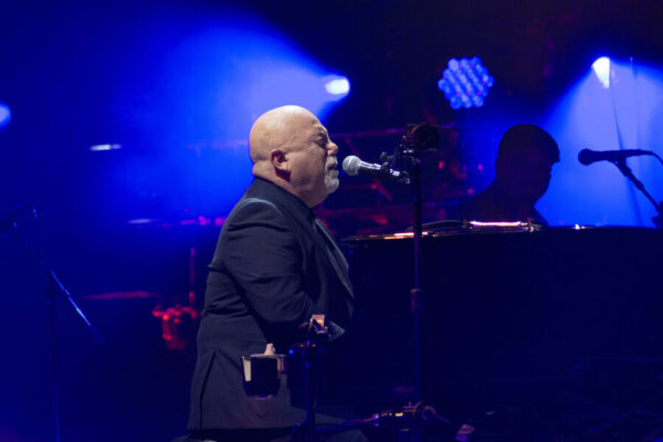 Билли Джоэл швырнул микрофон и рухнул на сцене