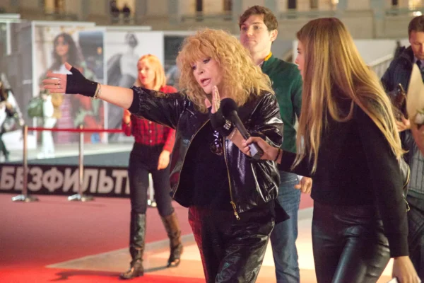 «Никто не понимает, что это за старуха»: Алла Пугачева устроила скандал с официантами в ресторане