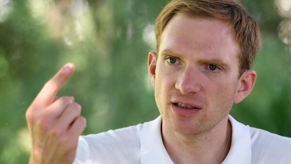 Уехавший из России актер Бурковский продал элитную квартиру в Москве