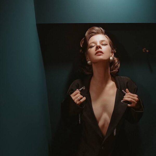 Актриса Екатерина Шпица показала полуголую грудь на камеру