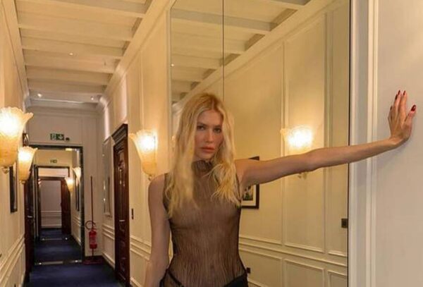 Экс-возлюбленная российского миллиардера показала фигуру в прозрачном платье