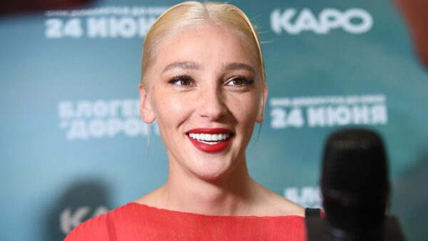 Ивлееву в фате прокатили в ковше трактора