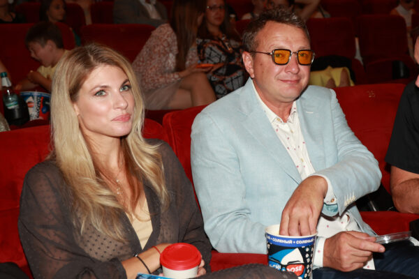 Марат Башаров вышел в свет с возлюбленной после сообщений о ее беременности