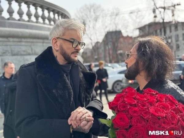 На Филиппе Киркорове нет лица: артист приехал на отпевание отца в Храм Христа Спасителя