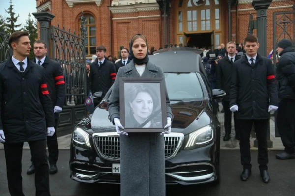 Общее горе: Мария Миронова утешала сестру на похоронах Ларисы Голубкиной