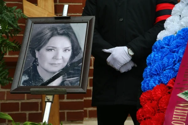 Прощание с Ларисой Голубкиной: Максакова прячет слезы за цветами, Стриженов говорит о страшном предчувствии